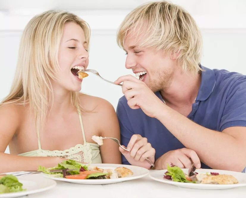 мужчина и женщина за едой. кормит парня. мужчина заботится о девушке. забота о муже. парень и девушка едят клубнику.