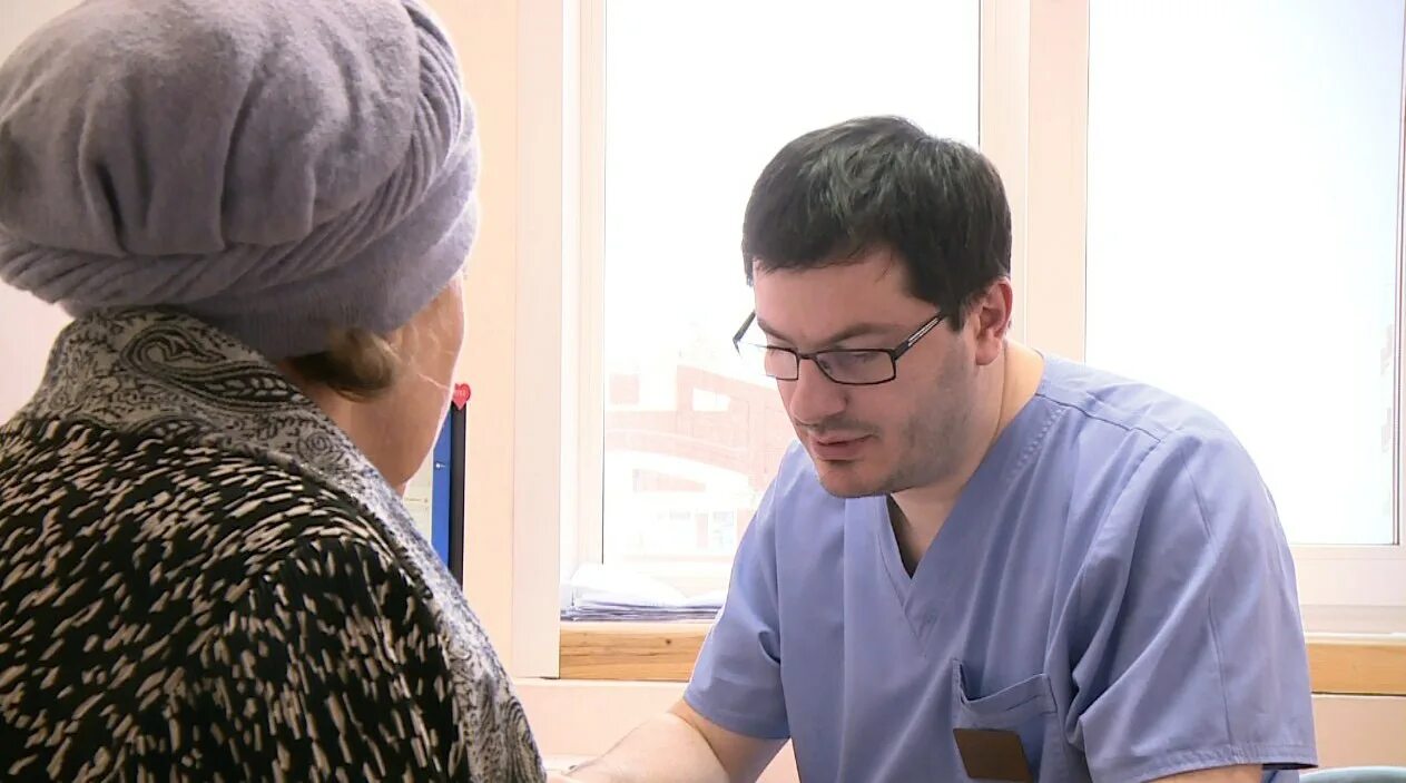 Амбулаторный врач верткин. Зам доктора осматривают пациента. Выездная бригада врачей. Онкологический центр маммолог. Блохина онкологический центр маммолог.