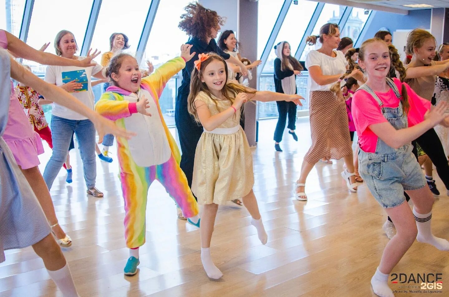 Москва танцуй казань танцуй екб танцуй текст. Академия танца 2 Dance. Академия танца 2dance Екатеринбург. Студия танцев Екатеринбург. 2 Дэнс Екатеринбург.