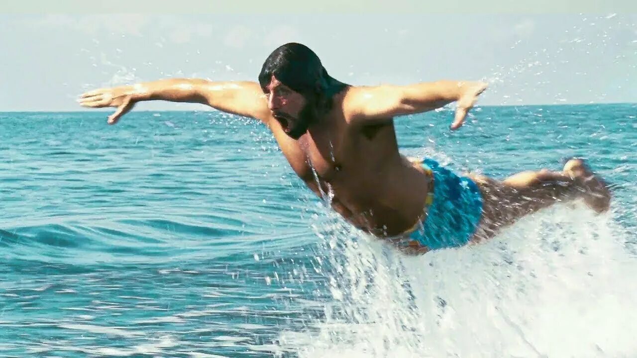 He swims with his. Росс эджли. Красивые гифы под водой. Мальчики в бассейне. Глагол плавать.