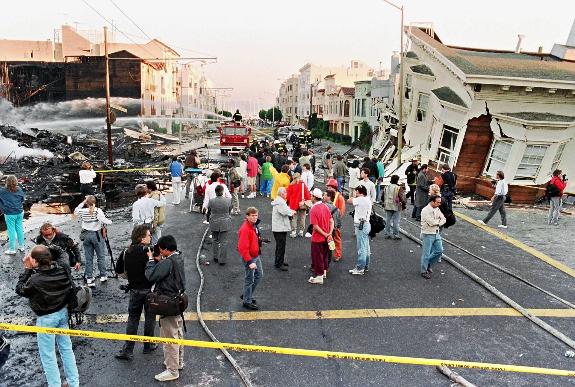 Дом во время землетрясения. Землетрясение в Сан Франциско 1989. Землетрясение в Сан Франциско 1906. Лос Анджелес землетрясение 1994. ЦУНАМИ В Сан Франциско.