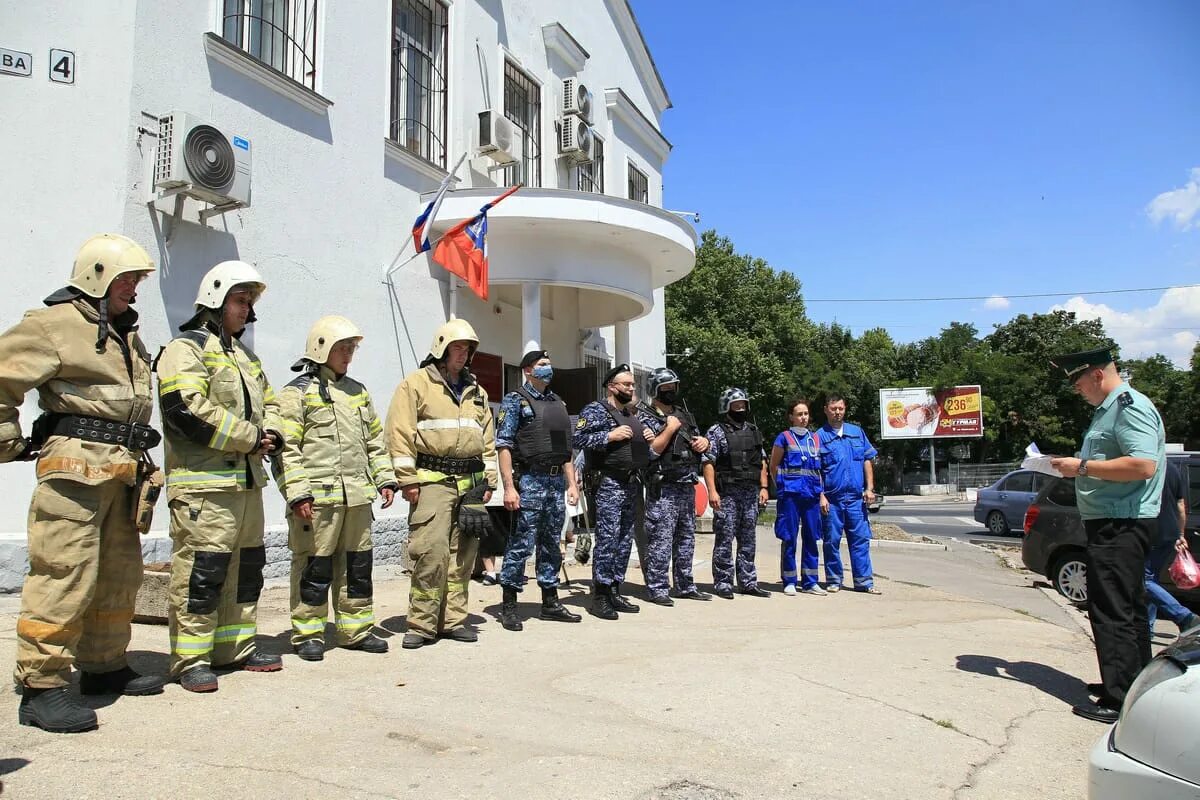 Служба приставов севастополе. ФССП Севастополь. Здание МЧС В городе Севастополь. УФССП Севастополь здание. УФССП Севастополь правды 10.