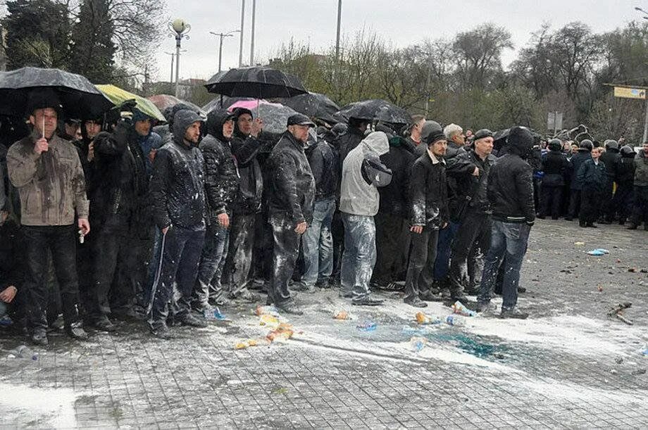 300 Спартанцев в Запорожье окруженный Антимайдан 13 04 2014. 300 Спартанцев Запорожья, 13.04.2014.. 300 Запорожцев 2014 год. 300 Спартанцев Запорожье.