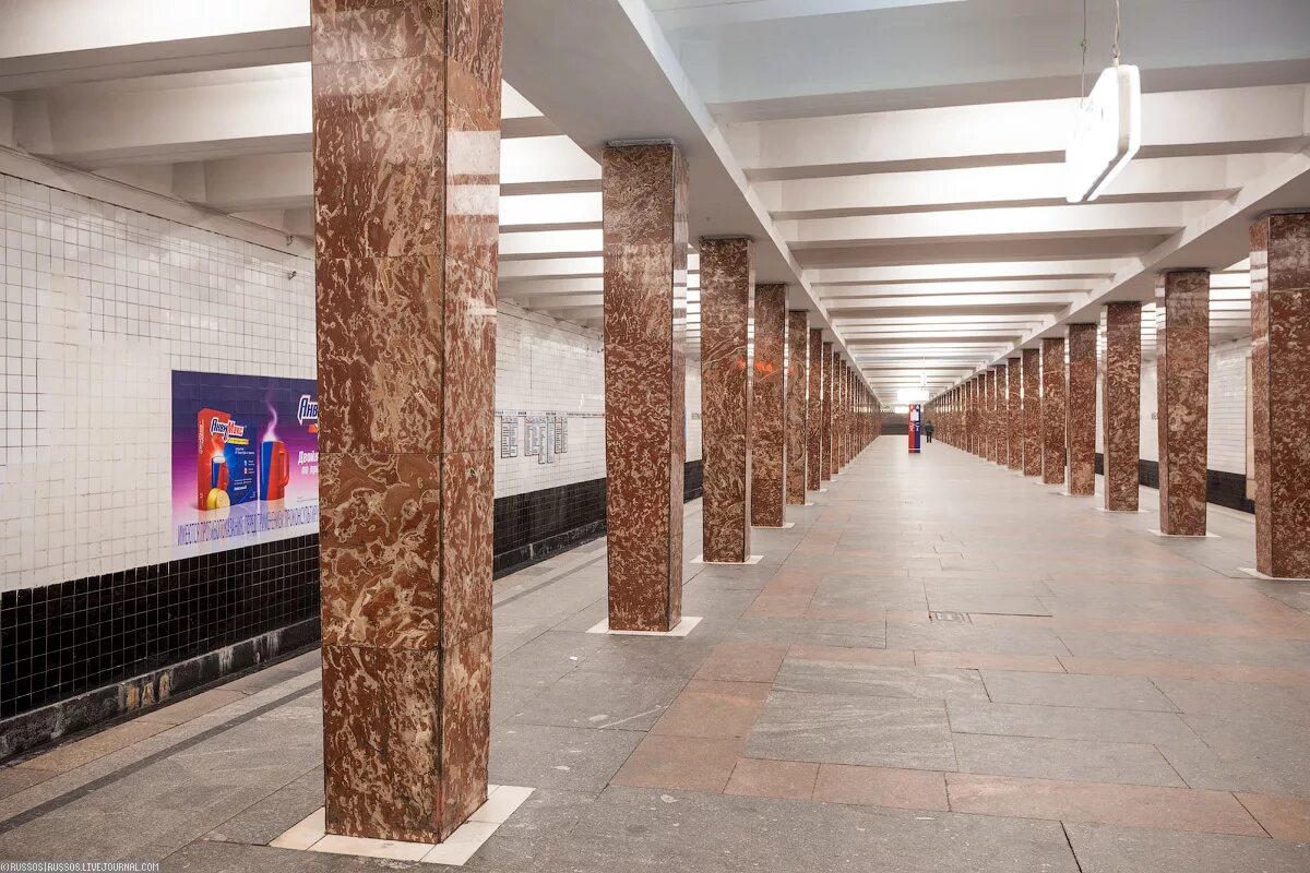 Станция красносельская москва. Метро первомайская человек. Станция метро первомайская. Метро первомайская человек. Станция метро первомайская минск.