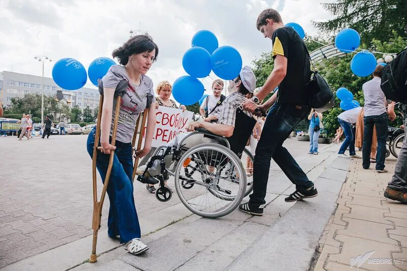 Мужчина инвалид знакомство. Шествие инвалидов. Процессия инвалидов. Познакомиться с инвалидом. Шествие инвалидов в Польше.