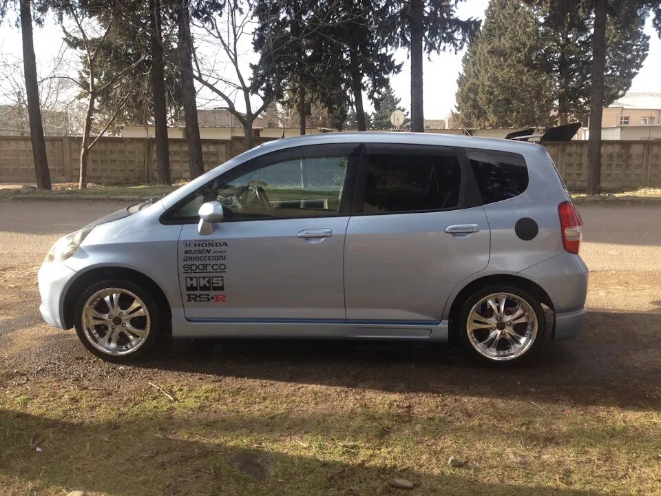 Литые диски хонда фит. 5. Хонда фит на 16 колесах. Хонда фит 2002 на литье. Honda fit 1.