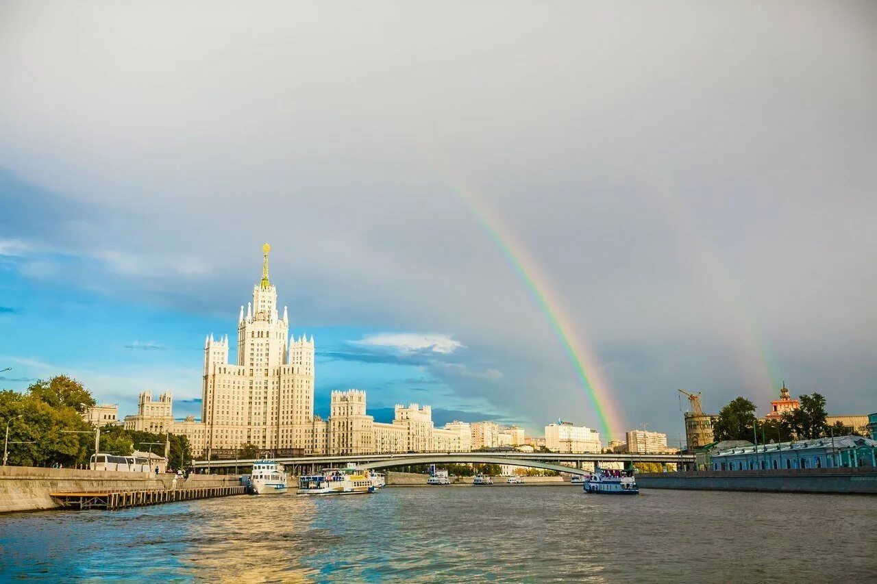 Радуга московский. Радуга над москвой. Радуга над москвой. Двойная радуга в москве сегодня. Радуга московский.