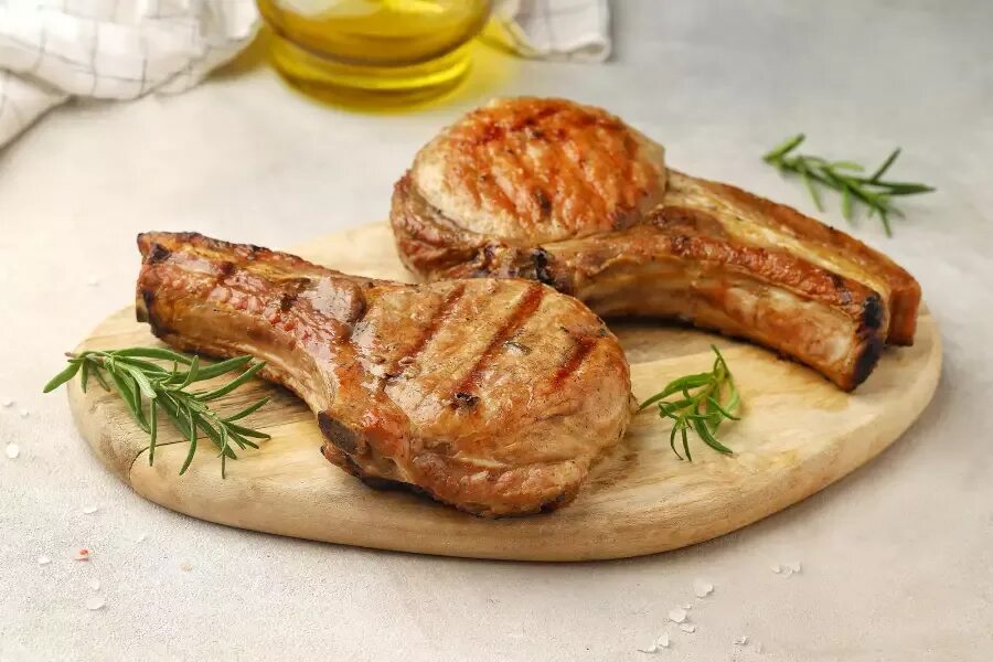 Сочная свиная корейка на сковороде. Мясо готовое. Свиная корейка на кости в духовке. Антрекот свиной. Корейка на гриле.