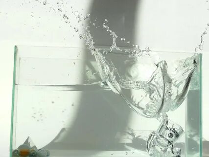 Отражение из стекла в воду