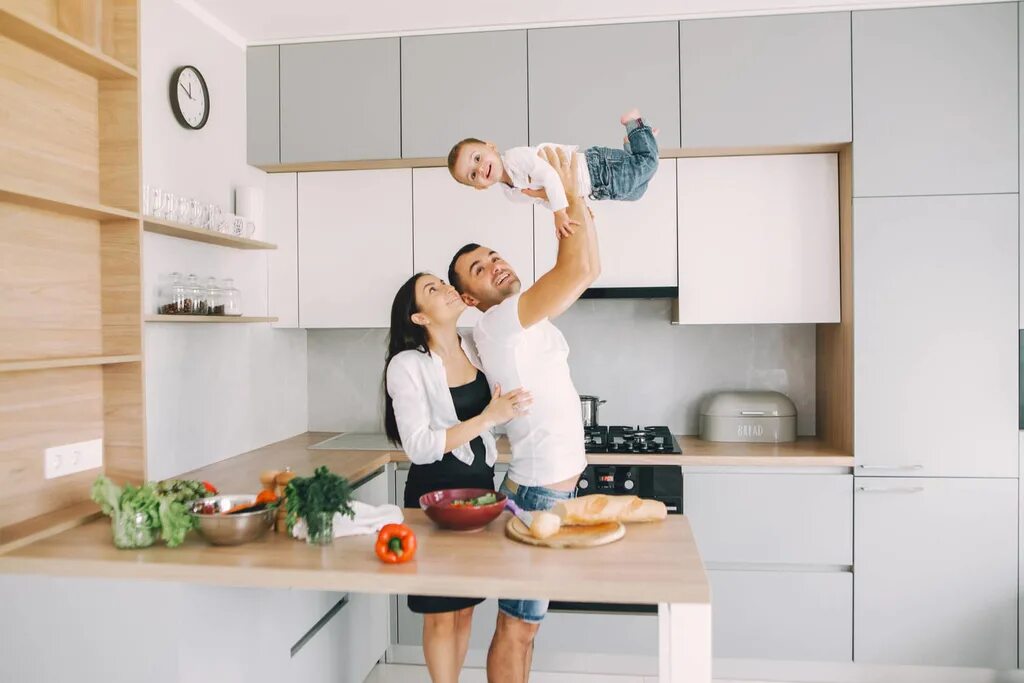 Семья на кухне. Счастливая семья на кухне. Фотосессия семьи на кухне. Семья на новой кухне. Маму стоя на кухне
