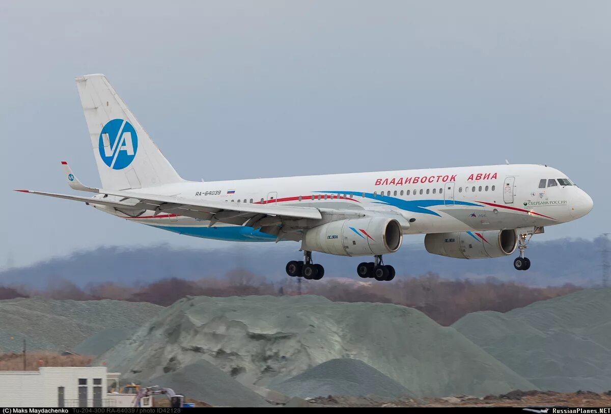 Самолет россия владивосток. Tupolev tu-204-300 Vladivostok Air. Ту-204-300 Владивосток авиа. Ту 204 ra 64039. Ту-204-300 64039.