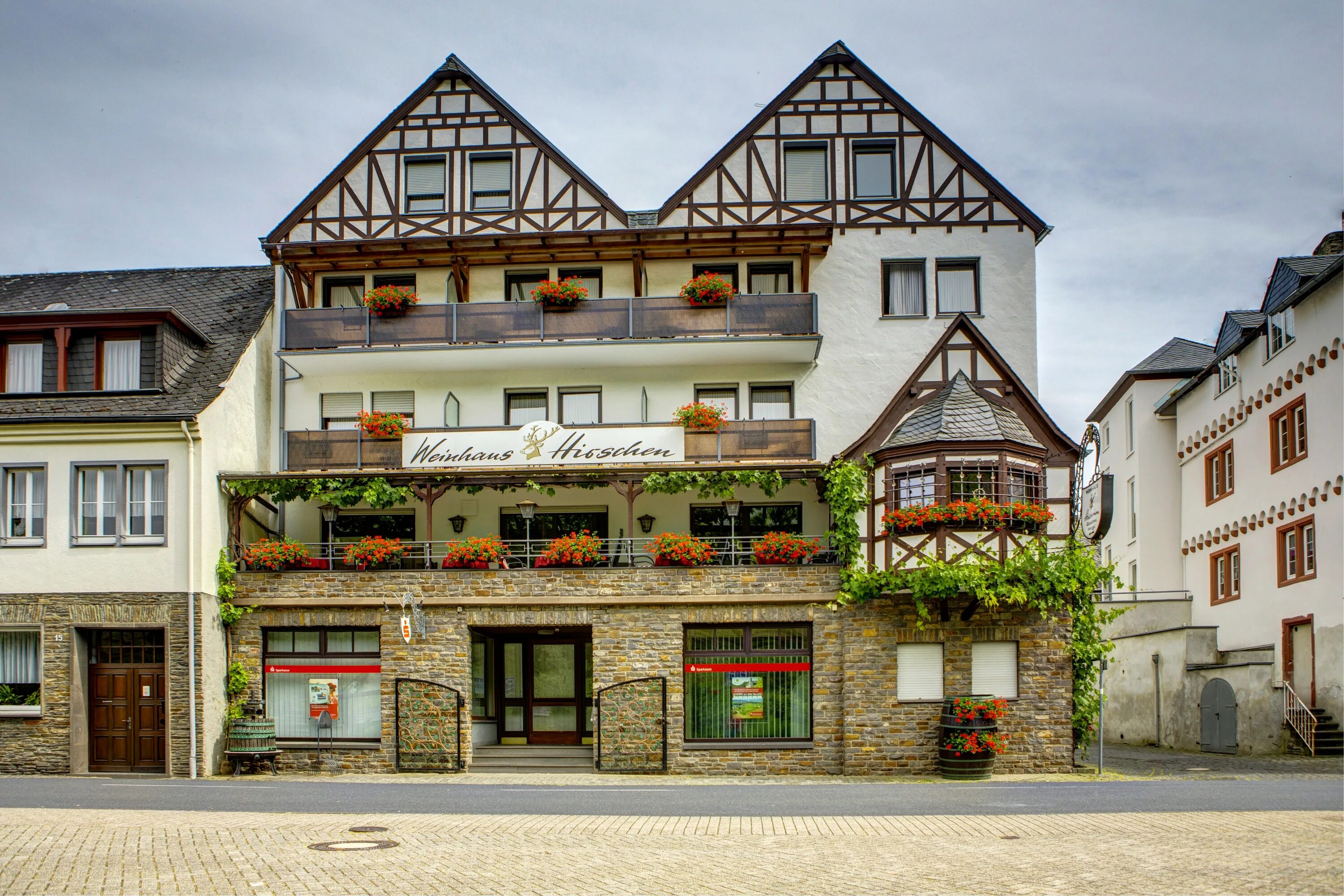 Стиль бахарах германия. Немецкий жилой дом. Немецкий жилой дом. Баварские домики. Городской бюргерский дом в германии возрождение.