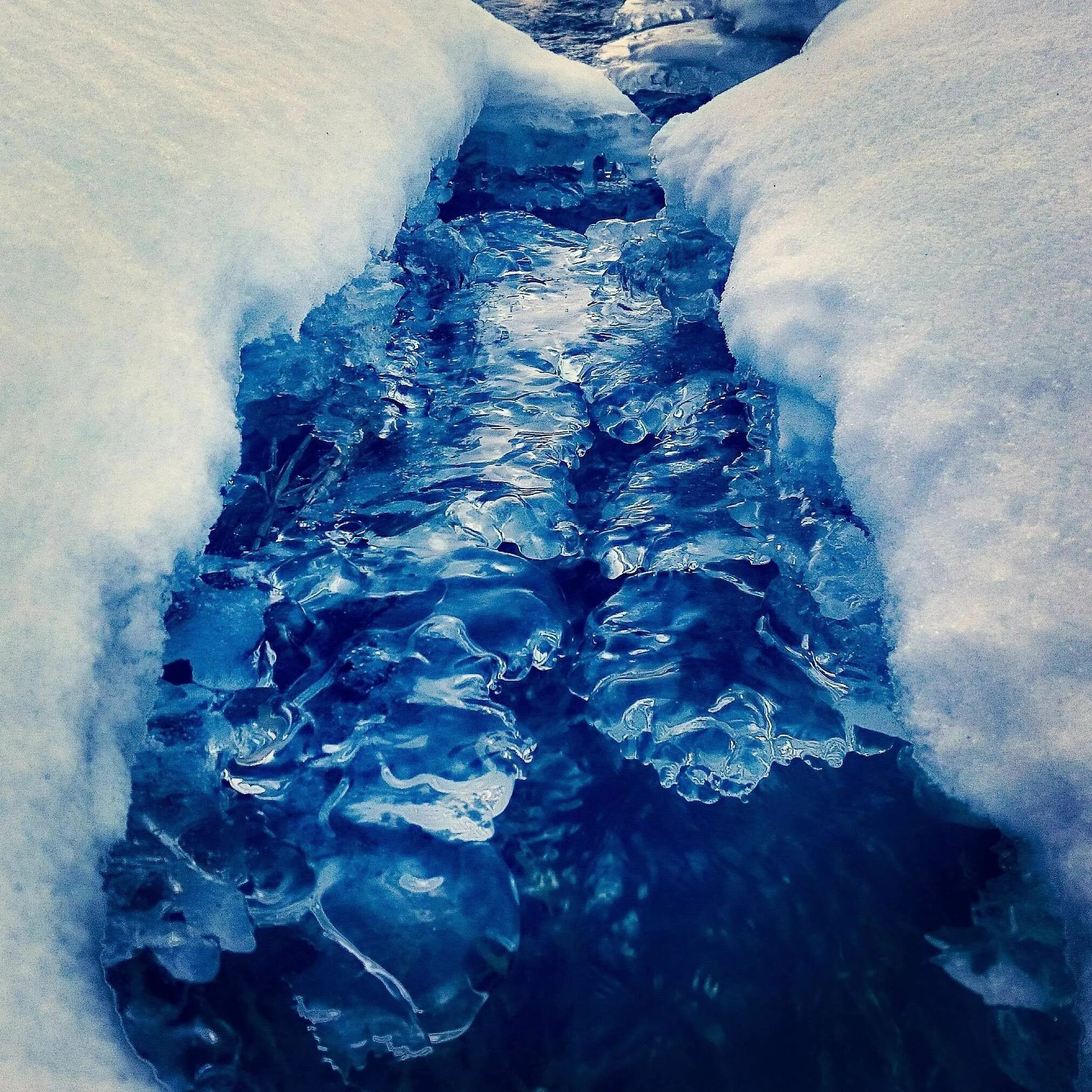 Вижу синюю реку. Замерзшая вода. Вода зимой. Снег и вода. Снег и лед.