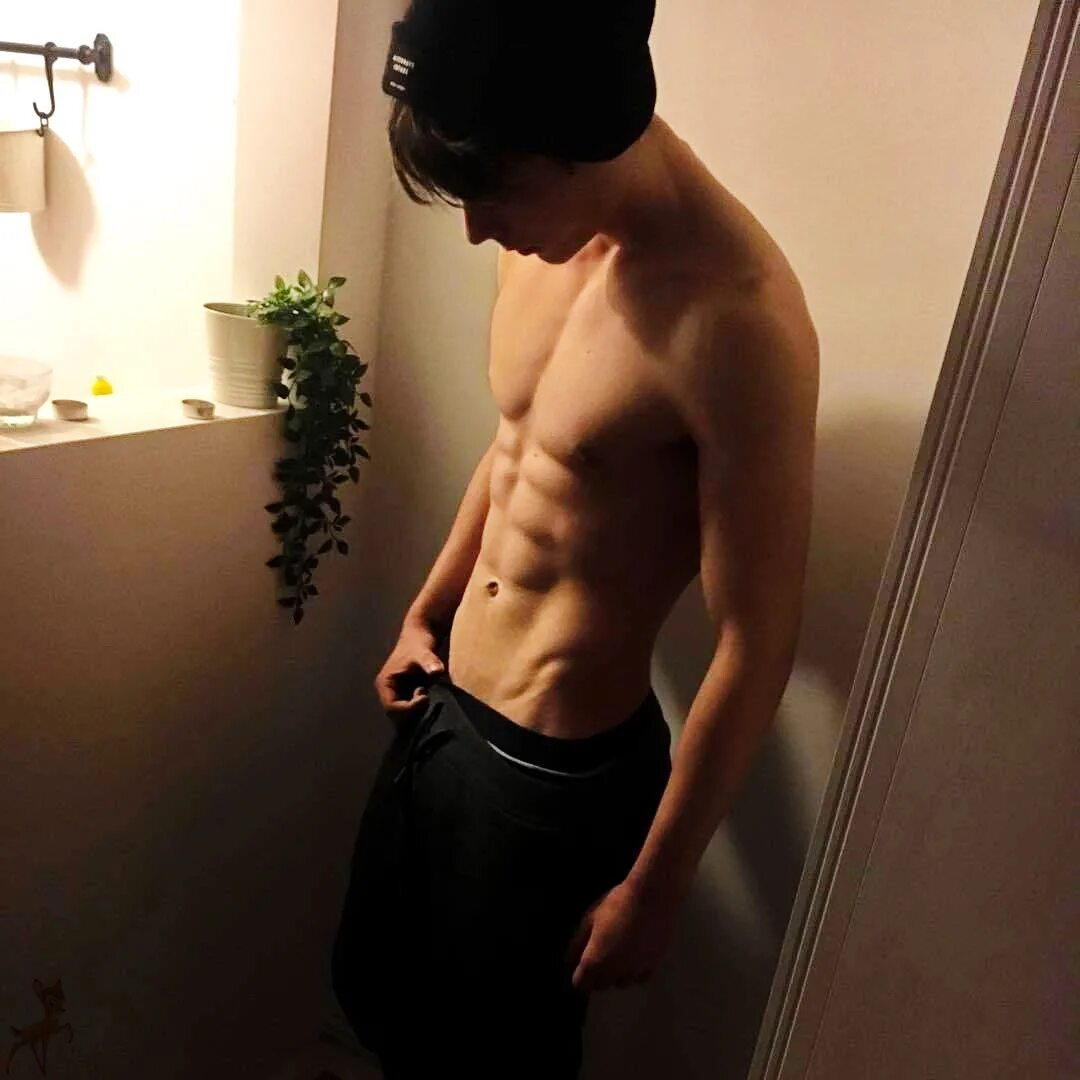 Пресс парня. Пресс подростка. Пресс парня 18 лет без лица. Пресс парня без лица. Пресс парня 14 лет.