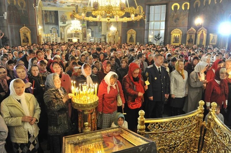 Что такое служба в церкви. Служба в церкви. служение в храме. богослужение в церкви. православная пасхальная служба.
