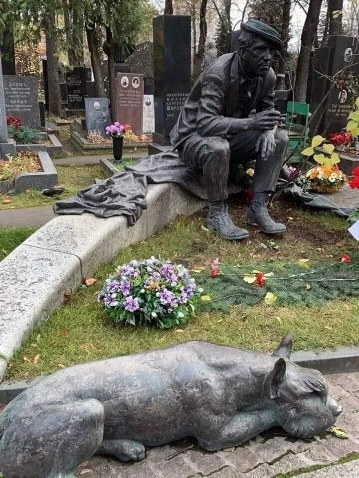 Где похоронили никулину. Памятник Юрию Никулину в Москве на Новодевичьем. Памятник Никулину на Новодевичьем кладбище. Никулин  памятник на могиле Новодевичье.