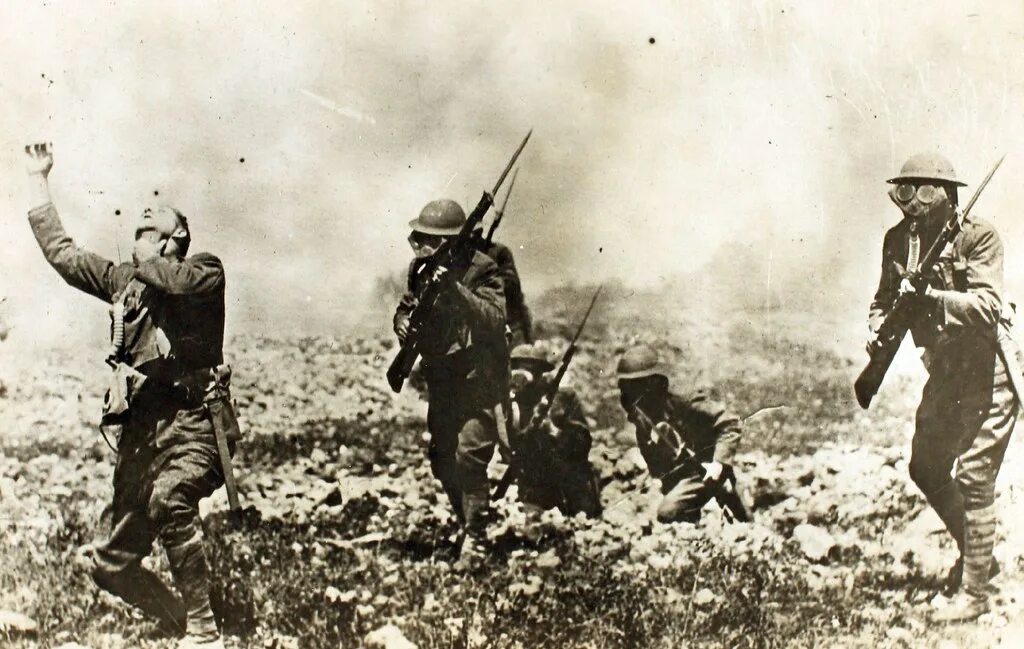 Газа нападение. Газовая атака на Ипре 1915 г. Иприт ГАЗ первой мировой. Химическое оружие 1 мировой войны.