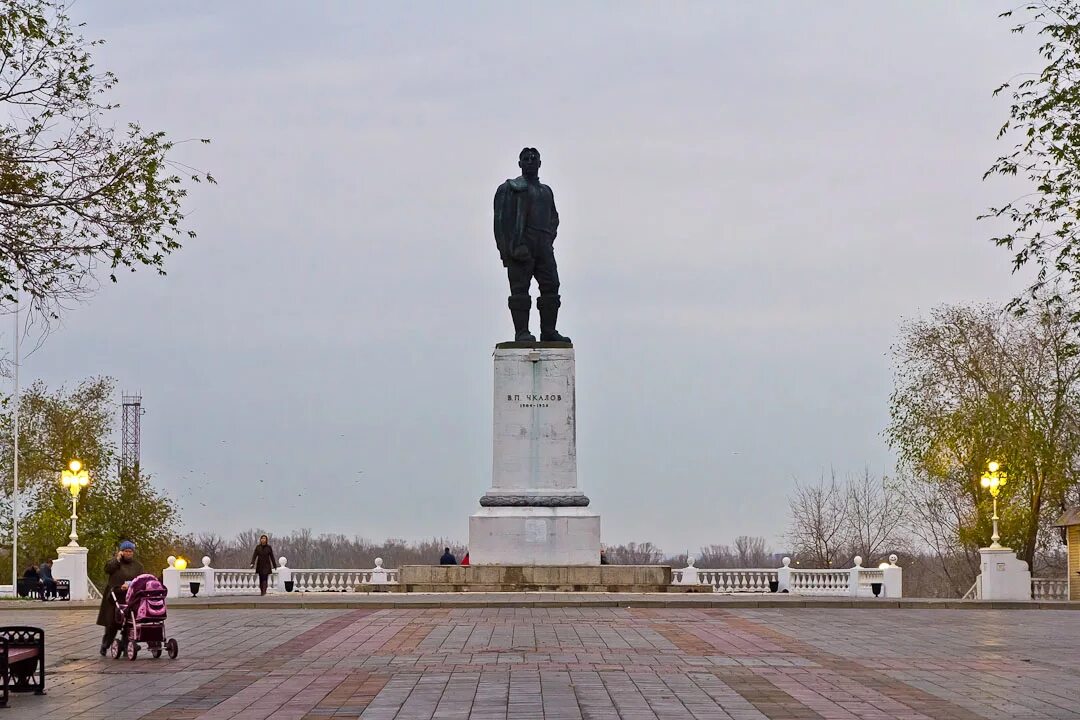 Г оренбург чкалова. Памятник Чкалову в Оренбурге. Памятник Чкалову Оренбург на Советской. Чкалов статуя Оренбург. Памятники на улице Советской в Оренбурге.