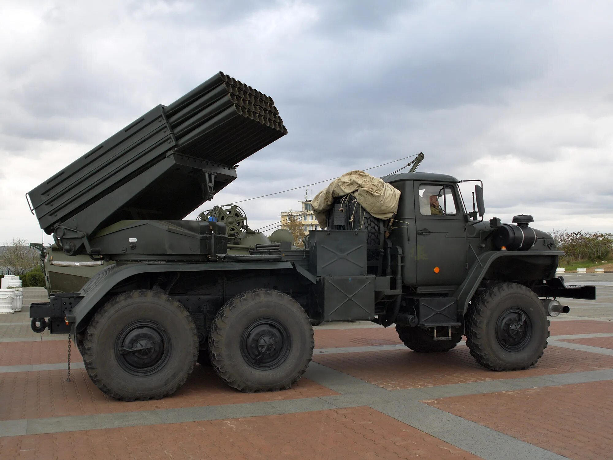 Установить военный. РСЗО БМ-21 град. РСЗО 9к51 «град». БМ-21 реактивная система залпового огня. Реактивная система залпового огня БМ- 21«град»..