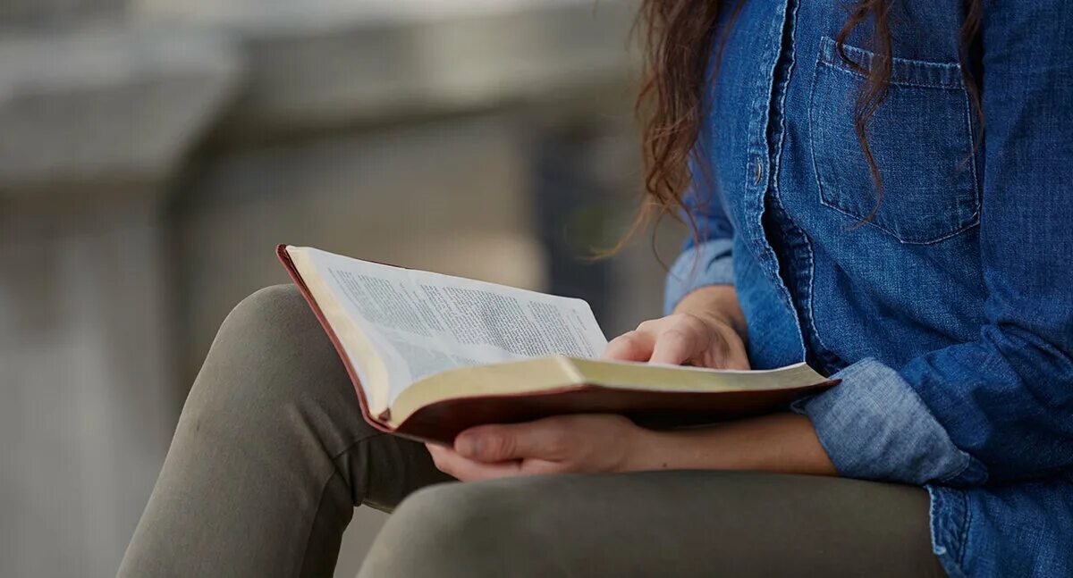 Читаем библию. Девушка читает Библию. Девочка читает Библию. Девочка читает Евангелие. Писание девушки.