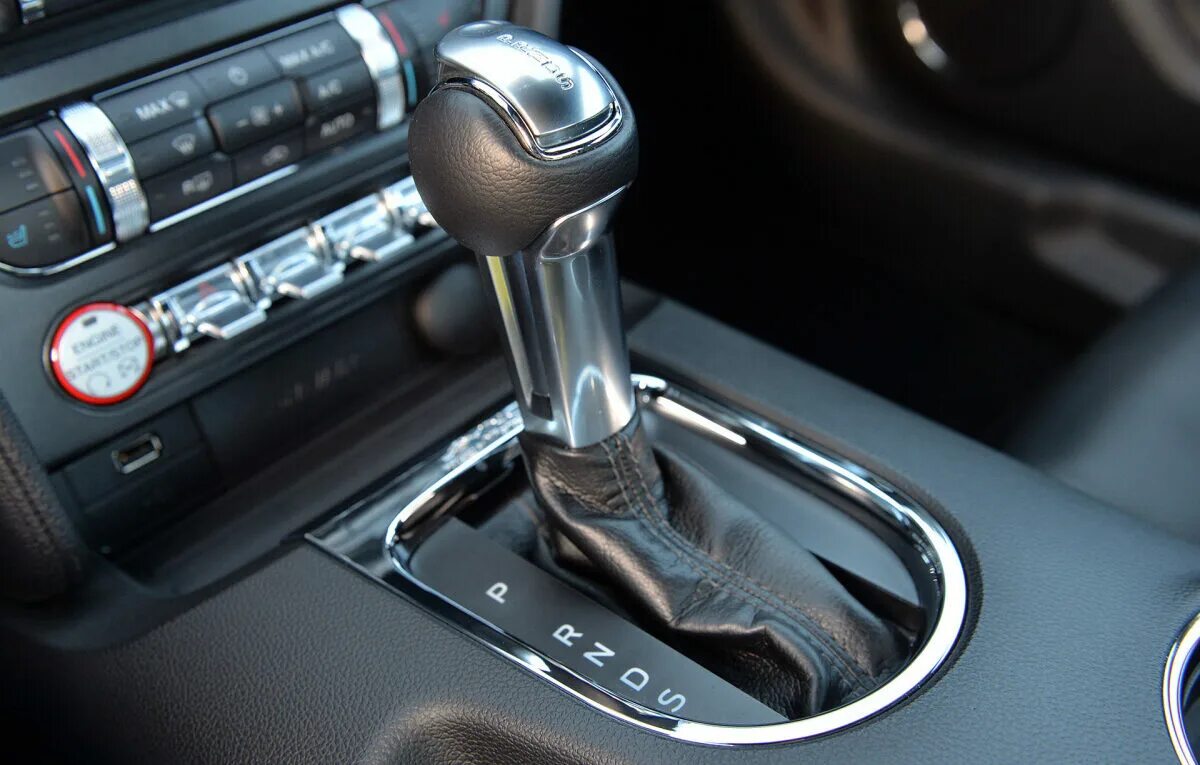 Ступенчатый робот. Автомат коробка Mustang 2015. Форд Мустанг коробка передач. Форд Мустанг ГТ 2015 коробка передач. Автоматическая коробка передач Форд Мустанг.