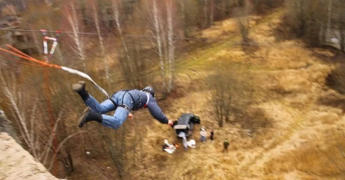 Прыжок в воду с высоты. Прыжок Мем. Прыжки гнезда. Прыжки по крышам.