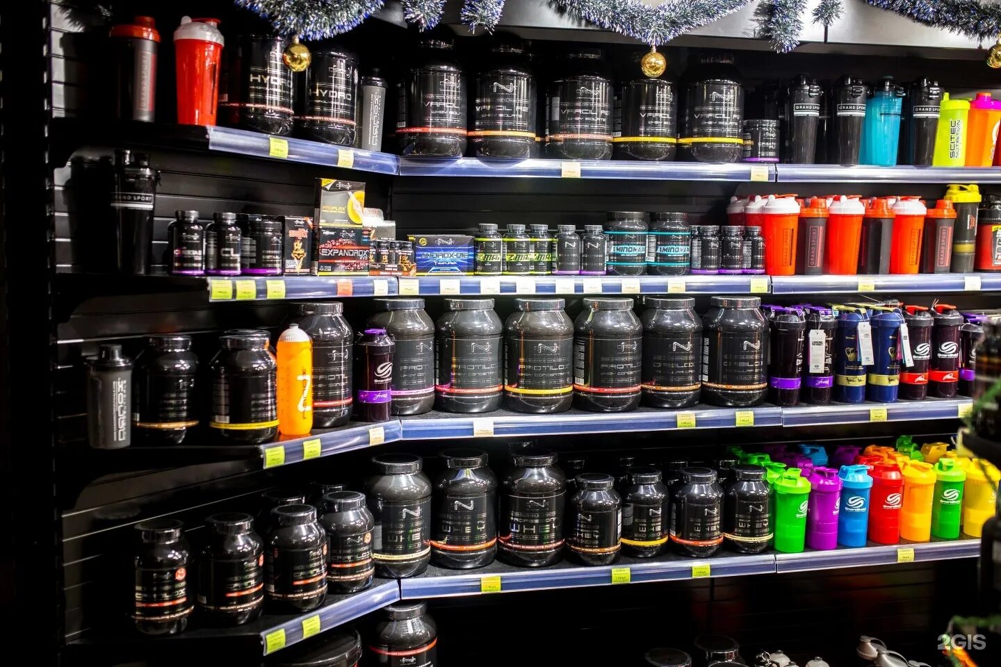 Спортивное питание интернет магазин. Спортивный магазин протеинов. Витрина спортивного питания. Спортивное питание. Стеллаж для спортпита.