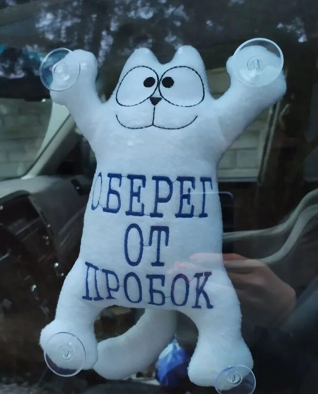 Кот саймон в машину. Кот на присосках в машину. кот на стекло машины. прикольные сувениры в машину.