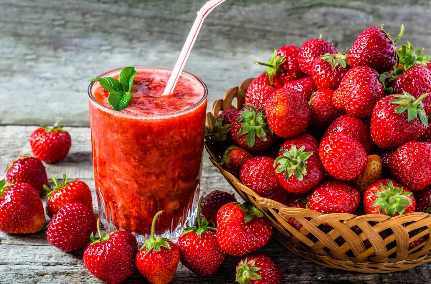 Смузи с клубникой. Strawberry свежевыжатый сок. Сок из клубники на зиму. Коктейль с клубникой. Клубничный сок.