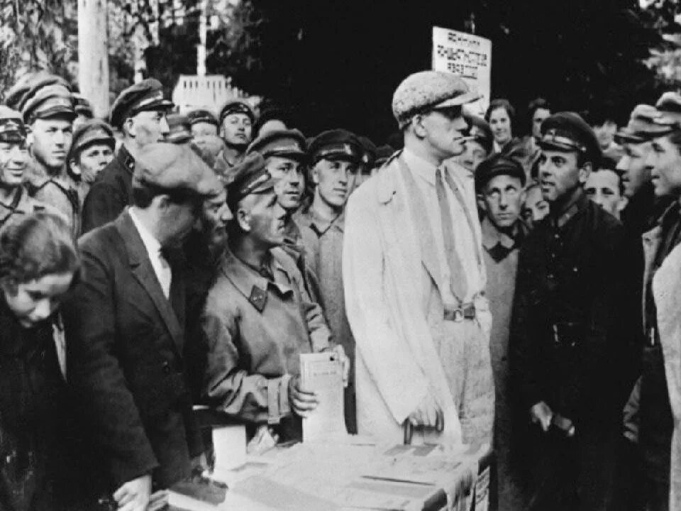 Выступление маяковского. Владимир маяковский выступление. владимир маяковский выступает. маяковский выступает перед красноармейцами. владимир маяковский революция.