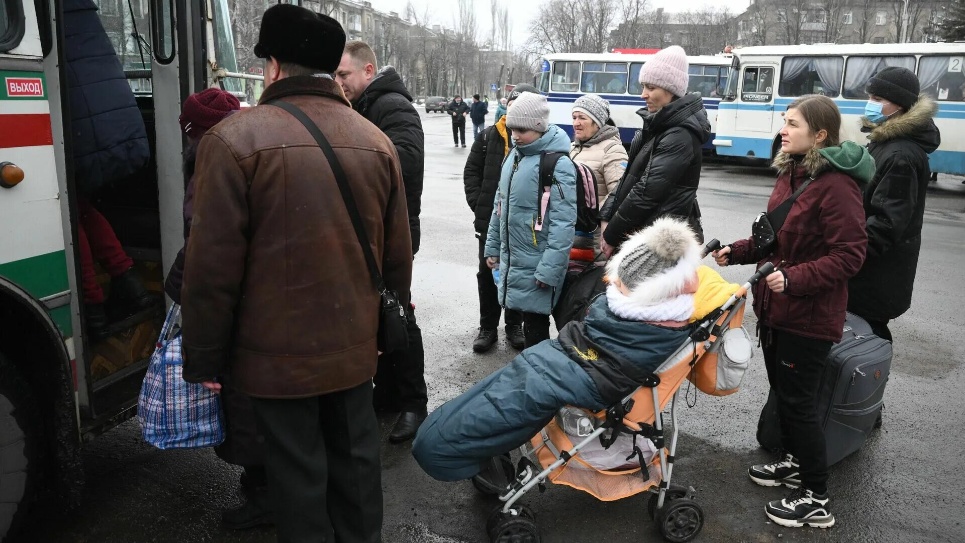 Новости 25 03 2024 года. Эвакуация людей. Эвакуированные дети. Эвакуировать людей. Эвакуировали Украина.