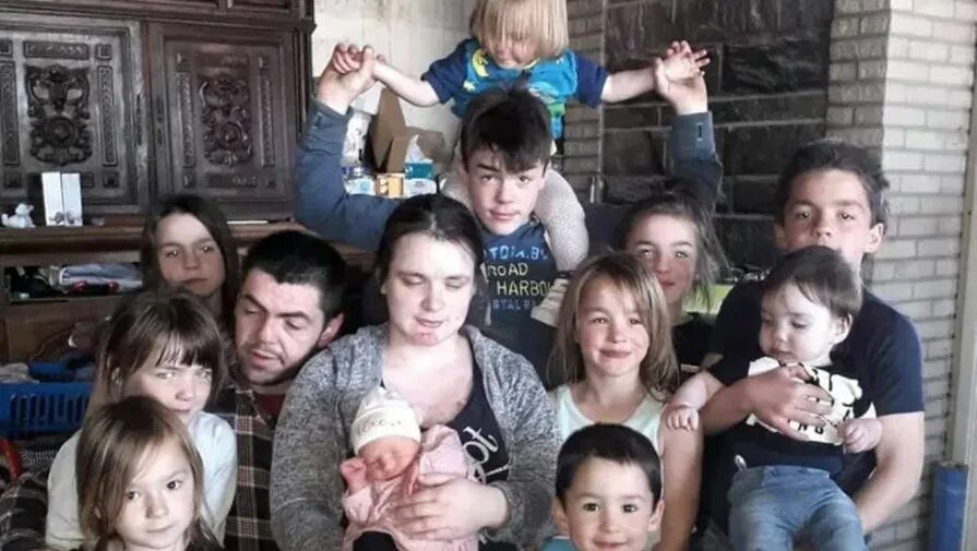 отцы и дети. подростки и родители. воспитание ребенка. 4 мальчика у родителей. 2хлетний мальчик с родителями.