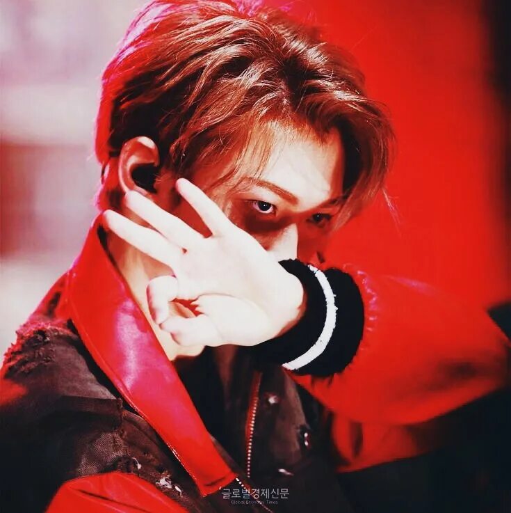 Ред фейс стрей кидс. Red lights stray kids. Hyunchan chanjin. Минхо stray kids рождество. Stray kids victory song.