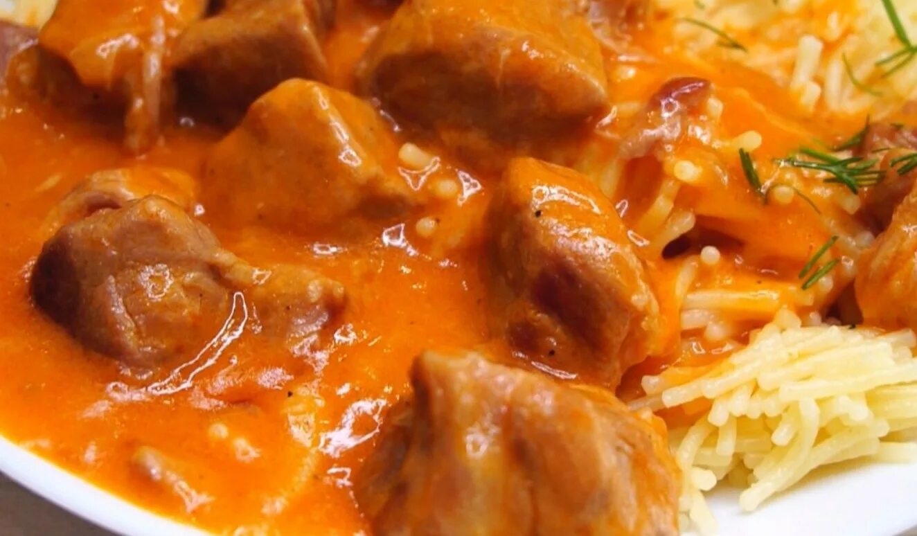 Гуляш с подливкой как в столовой. Гуляш с гарниром. мясо с подливкой. гуляш с подливкой. подлив с мясом.