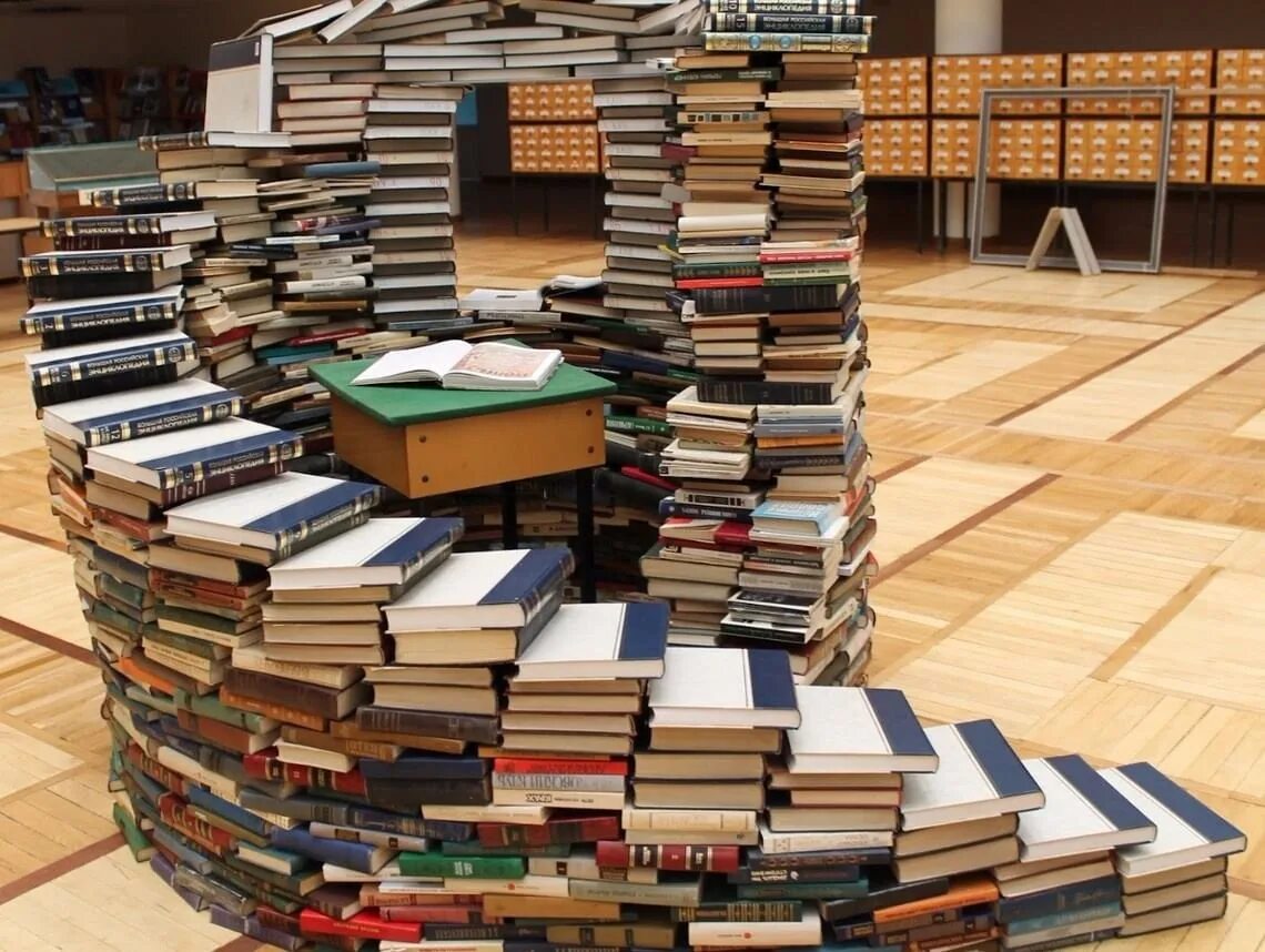 Библиотека различных программ. Много книг. куча книг. современные книги. книга библиотека.