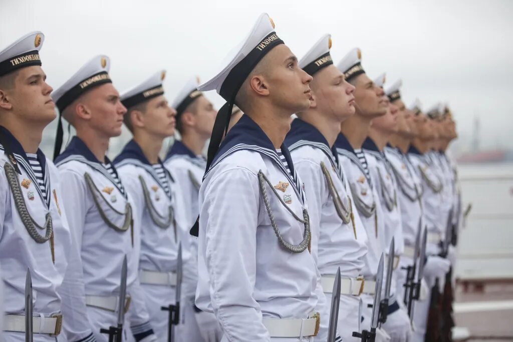 Путин на параде вмф в санкт-петербурге 2019. Матрос в тельняшке. Ансамбль чф севастополь. Парад военных кораблей день вмф в санкт-петербурге. Матрос черноморского флота 2021 новороссийск.