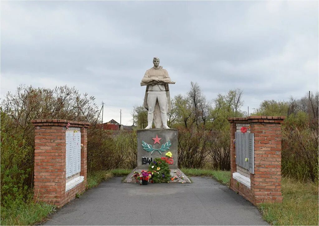 Поселок гранитный Кизильский район Челябинская область. Кизильский район поселок гранитный. Парк Победы Кизильское. Памятники Кизильского района.