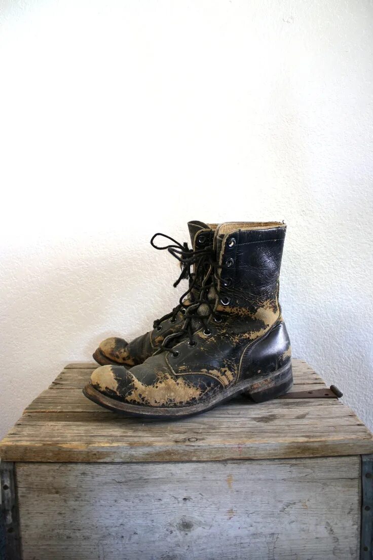Old leather boots. Old leather boots. Old leather boots. Ботинки коричневые старые. Старые кожаные ботинки.