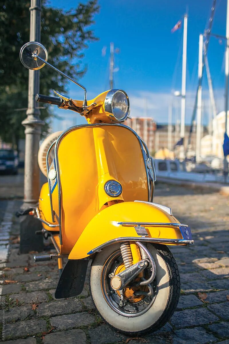 Мотороллер Веспа желтый. Ретро скутер Веспа. Vespa Sprint Yellow. Vespa 1969 Yellow. Желтый мопед