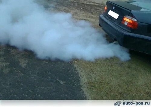 Черный дым при разгоне. ВАЗ 2109 задымила белым дымом. Синий дым из выхлопной трубы. Синий дым из трубы. Машина дымит.