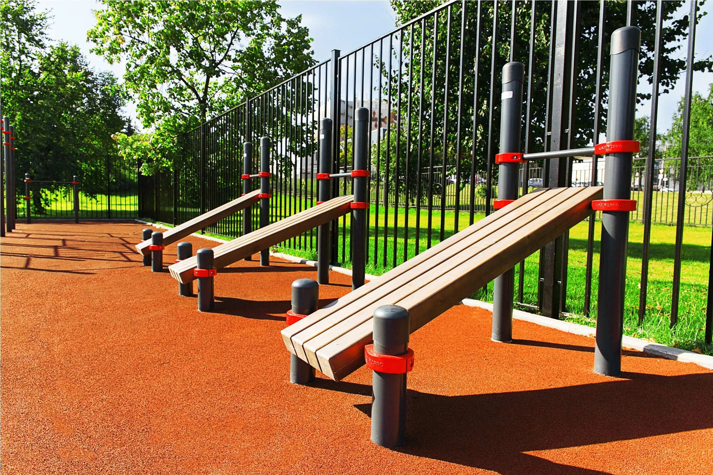 Уличные тренажеры на площадках. Тренажерная площадка. Уличные тренажеры iron tiger. Тренажерная площадка. Тренажеры на улице.