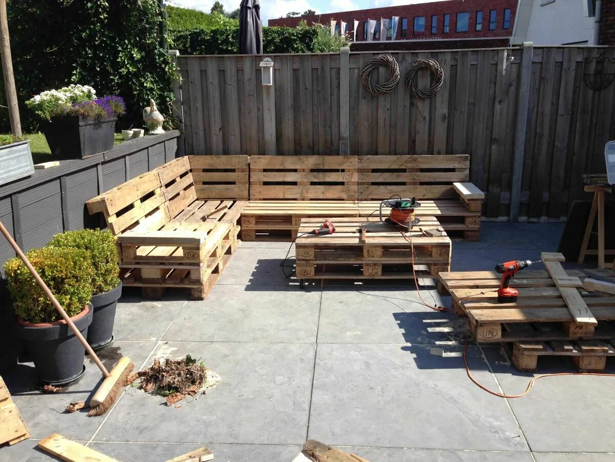 Зона отдыха из поддонов на даче. Садовая мебель из паллет. Зона отдыха из поддонов на даче. Мебель из деревянных поддонов. Поддоны на даче.