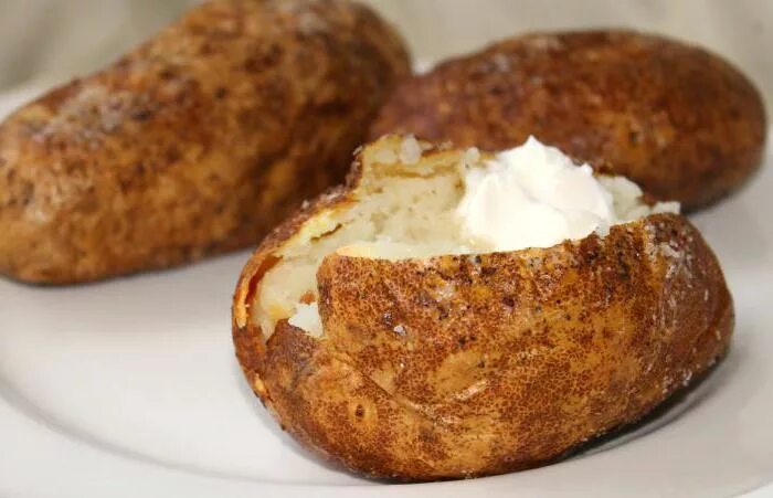 Запечь картошку целиком в кожуре. Картошка печеная в духовке в кожуре. картофель в кожуре в духовке. картошка целиком в духовке. картошка запечённая в духовке в кожуре.