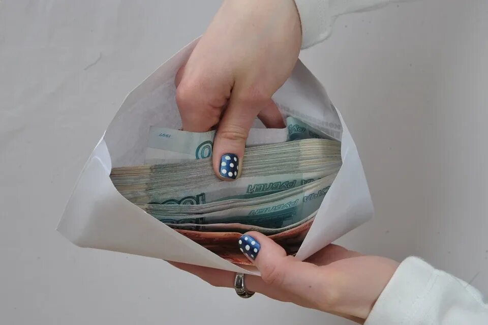 Какая сумма не взятка а подарок. Конверт для денег. взятка в конверте. конверт с деньгами в руках. деньги в женских руках.