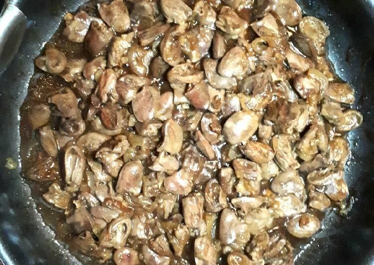 Жареные куриные сердечки на сковороде. Приготовить куриные сердечки. Блюдо из куриныхтсердечек. Сколько жарить куриные сердца. Жареные куриные сердечки на сковороде.