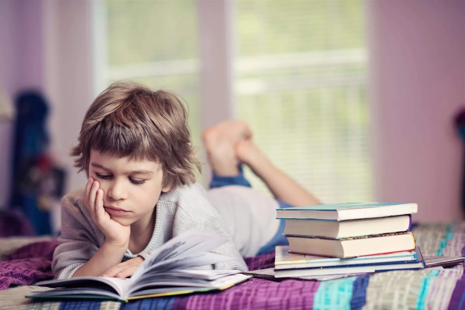 Чтение среди подростков. Школьник читает книгу. Подросток с книжкой. Дети читают. Мальчик с книжкой.