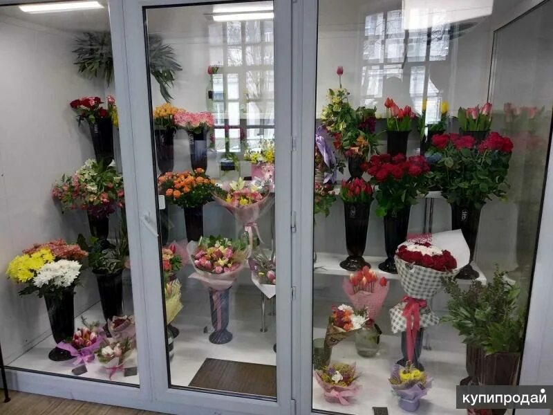 Продам цветочный бизнес. Стол флориста. Цветочный магазин изнутри. Оптовый магазин цветов. Интерьер цветочного павильона.