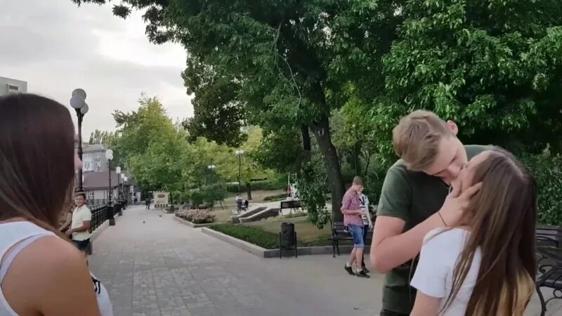 Лапает незнакомку. Поцелуй с незнакомкой на улице. Kiss Prank на улице. Развод на поцелуй на улице. Развод девушек на поцелуй.