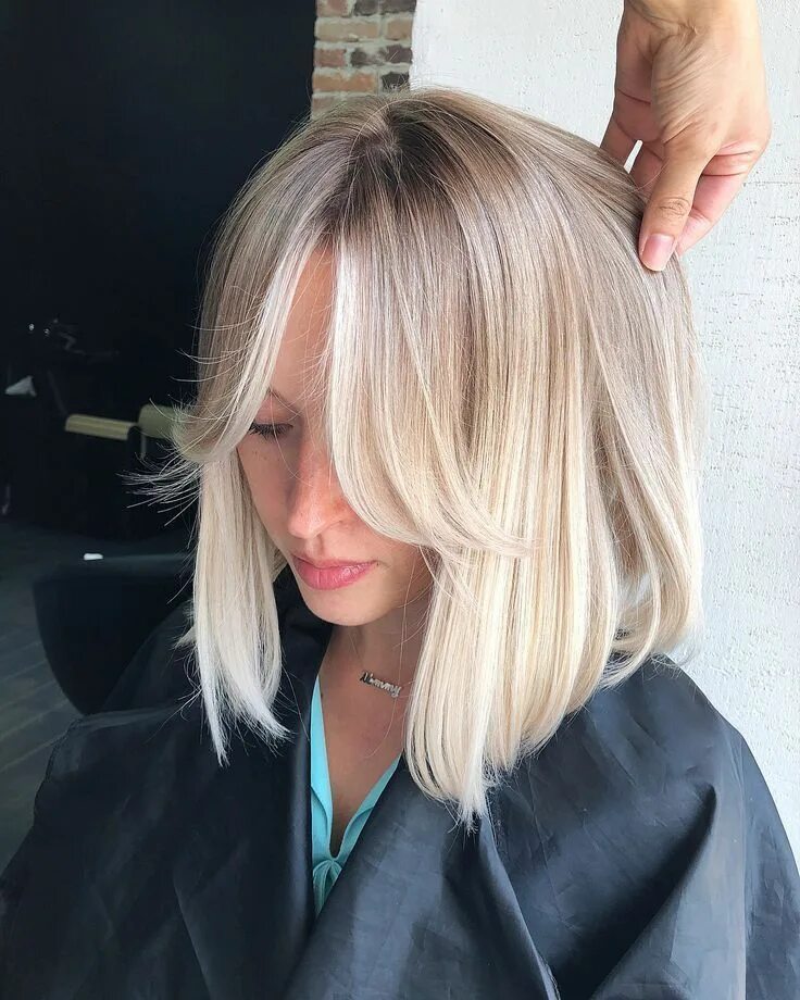 Blonde 2019. Удлинённое каре балаяж блонд. Пепельный тотал блонд каре. Тотал блонд 2023 каре. Окрашивание балаяж блонд на средние 2022.