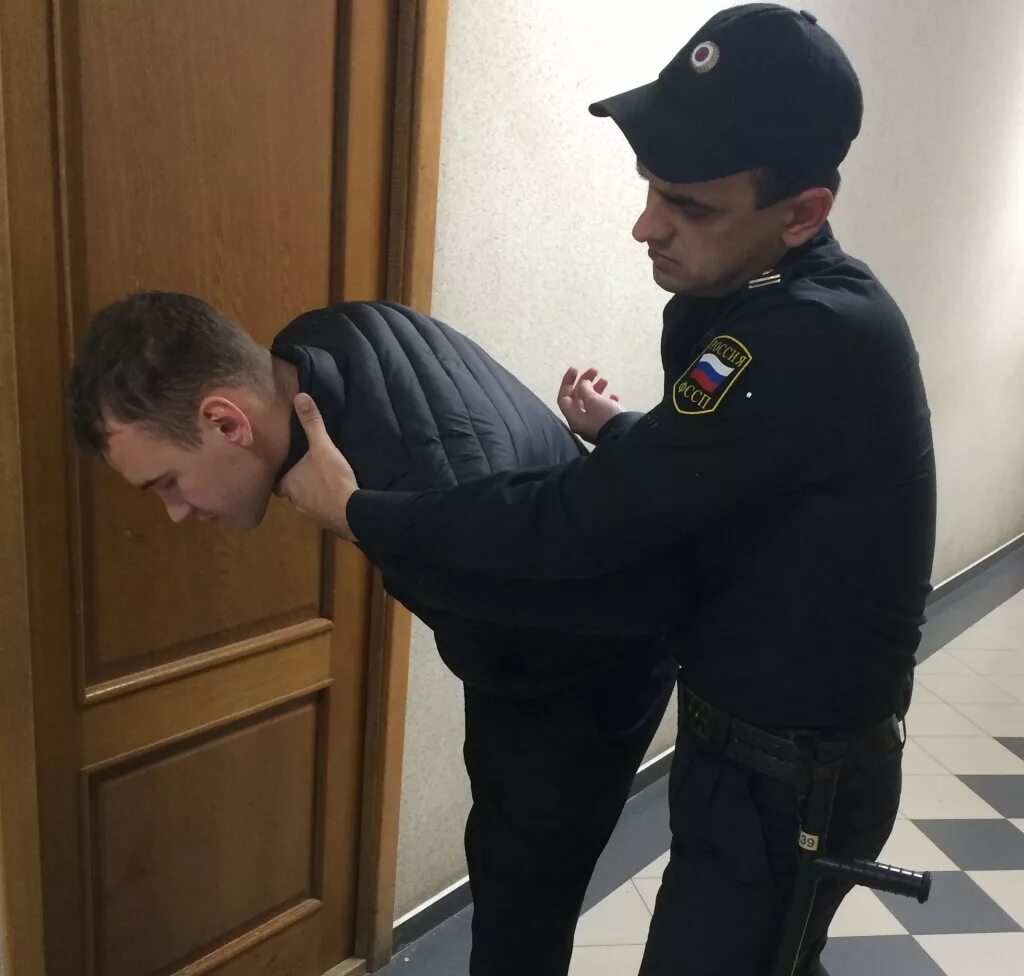 Доставление задержанных. Доставление в отдел полиции. задержание должника по алиментам. доставление в суд. административные правонарушения фссп.